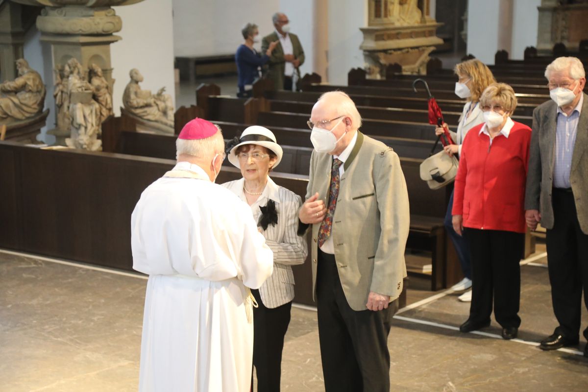2621/0609 Ehejubilare Weihbischof Boom_27534 Weihbischof Boom und weiteren Priester und Diakone weihen Ehejubilare, die ihr goldenes, diamantenes oder eisernes Ehejubiläum feiern.