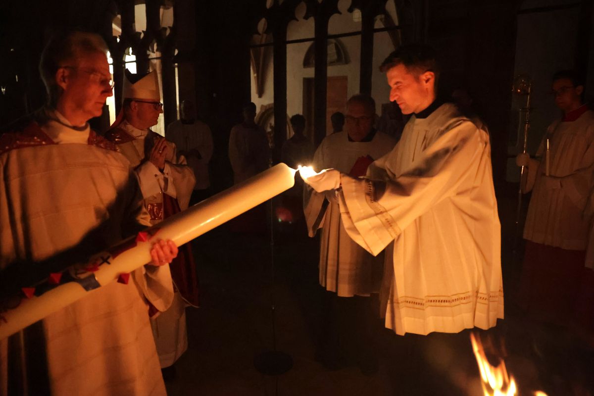 Nach der Segnung des Osterfeuers wurde die große Osterkerze entzündet.