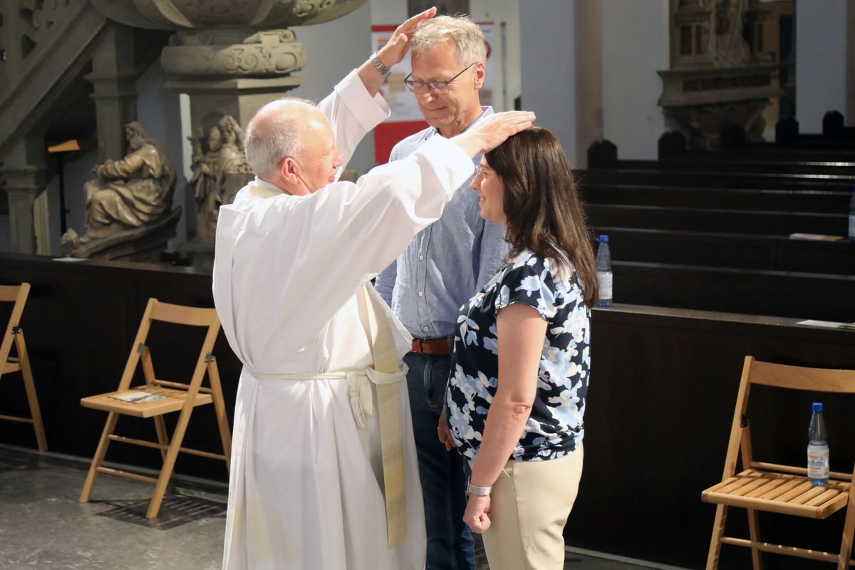 Mit rund 1000 Eheleuten, die in diesem Jahr Silberhochzeit haben, feierte Bischof Dr. Franz Jung am Freitagabend, 4. Juli 2025, einen Pontifikalgottesdienst im Kiliansdom. Im Anschluss erteilten er, Weihbischof Paul Reder sowie weitere Seelsorgerinnen und Seelsorger den Paaren einzeln den Segen.