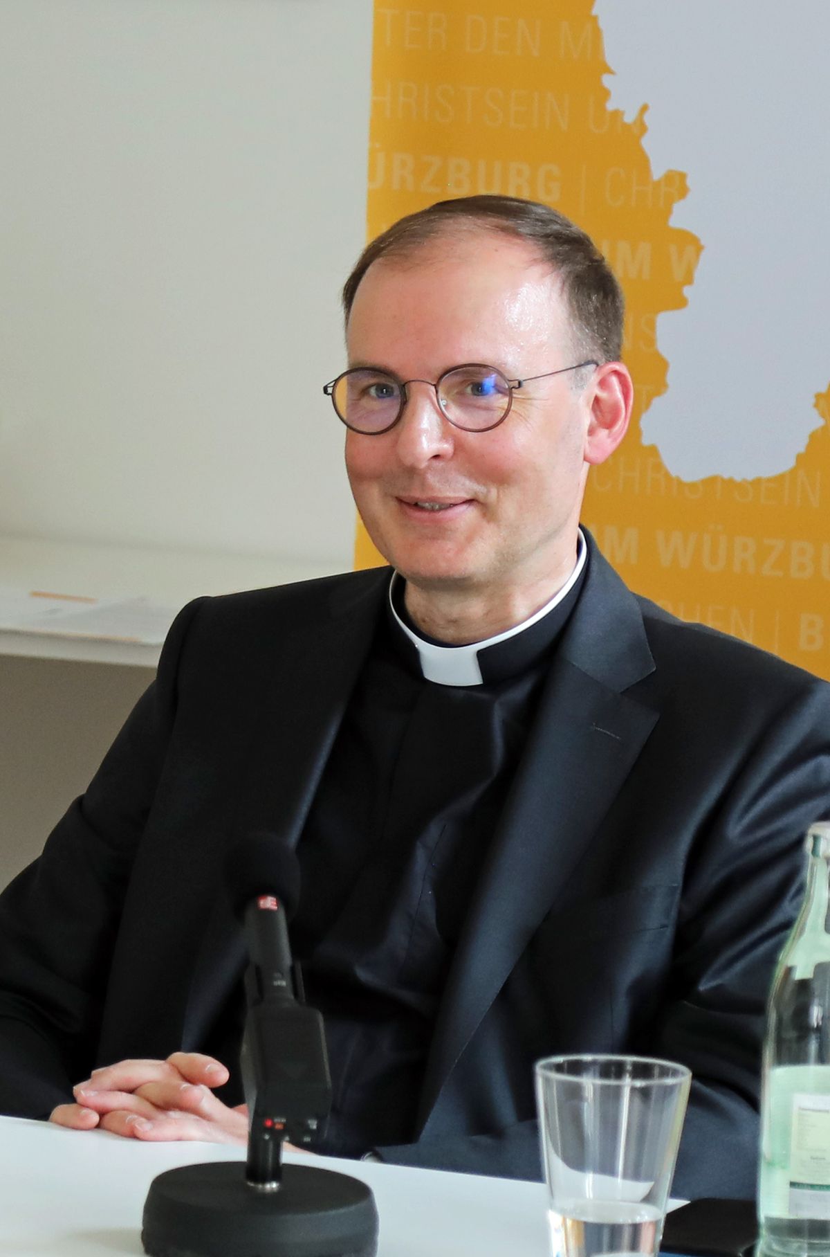 Der ernannte Weihbischof Paul Reder bei der Pressekonferenz im Medienhaus der Diözese.