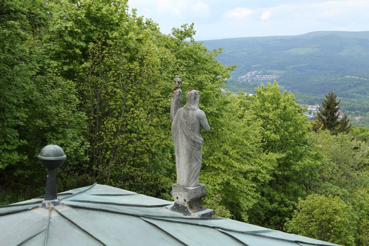 Fast 400 Gläubige haben an der Ökumenischen Kreuzbergwallfahrt mit Bischof Jung und Regionalbischöfin Bornowski teilgenommen.  Fast 400 Gläubige haben an der Ökumenischen Kreuzbergwallfahrt mit Bischof Jung und Regionalbischöfin Bornowski teilgenommen.