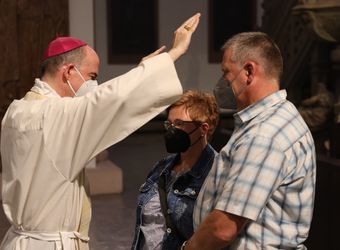 Bischof Dr. Franz Jung feierte am Mittwochabend, 23. Juni, einen Gottesdienst für Ehepaare, die 2021 oder 2021 auf 25 gemeinsame Jahre zurückblicken. Im Anschluss konnten sich die Paare segnen lassen.