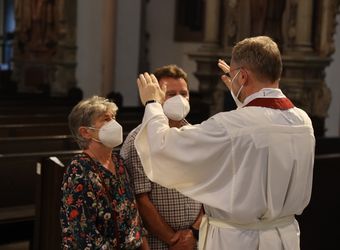 Generalvikar Dr. Jürgen Vorndran feierte am Dienstagabend, 29. Juni, einen Dankgottesdienst mit Ehejubilaren, die 2020 oder 2021 silberne Hochzeit feiern. Im Anschluss hatten die Ehepaare Gelegenheit, sich segnen zu lassen.