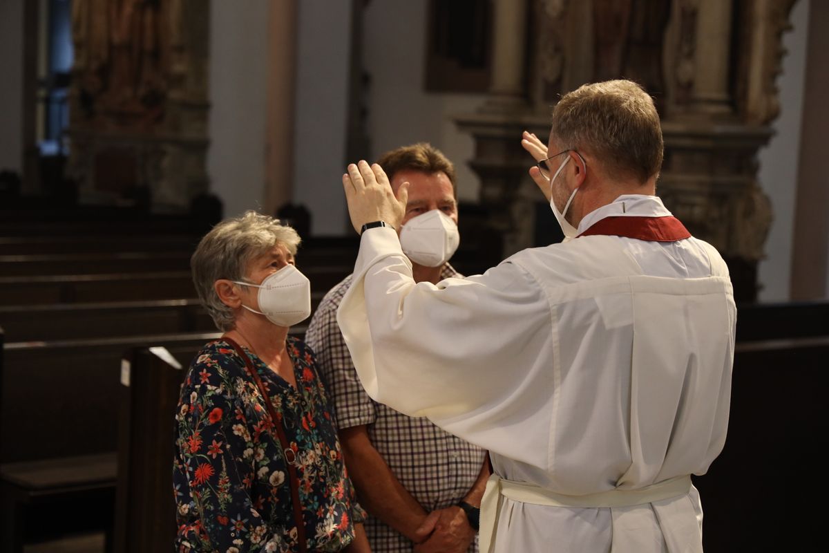 Generalvikar Dr. Jürgen Vorndran feierte am Dienstagabend, 29. Juni, einen Dankgottesdienst mit Ehejubilaren, die 2020 oder 2021 silberne Hochzeit feiern. Im Anschluss hatten die Ehepaare Gelegenheit, sich segnen zu lassen.