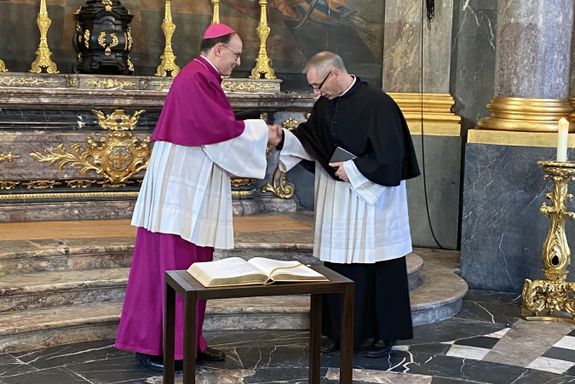 Dompropst Weihbischof Paul Reder (links) hat Subregens Dr. Christian Lutz am Sonntag, 26. Oktober, in der Schönbornkapelle des Kiliansdoms als Domvikar eingeführt. 