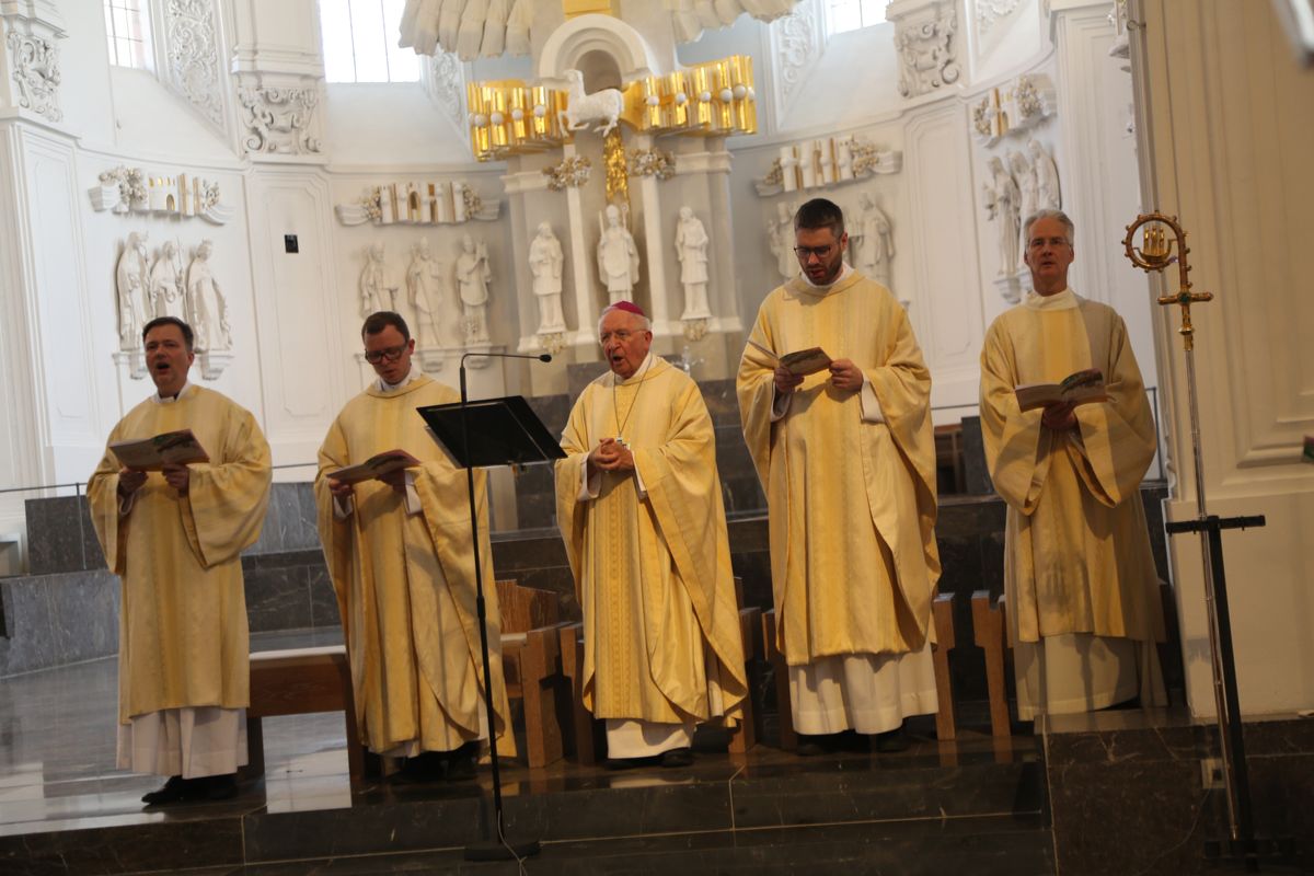 Rund 250 Ehejubilare haben am Freitagnachmittag, 4. Juli, im Kiliansdom in einem Pontifikalgottesdienst mit Weihbischof em. Ulrich Boom ihr Eheversprechen erneuert. 