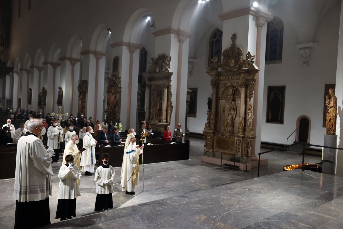 Bischof Dr. Franz Jung hat die Menschheit, insbesondere die Ukraine und Russland, bei einem Pontifikalgottesdienst am Freitagabend, 25. März, dem Unbefleckten Herzen Mariens geweiht.