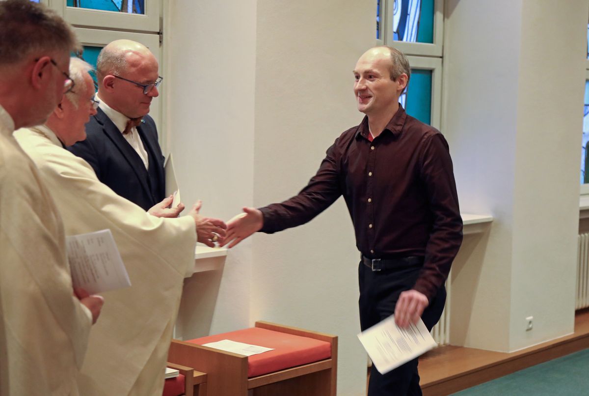 Bischof em. Dr. Friedhelm Hofmann verlieh Johannes Haushofer im Auftrag von Bischof Dr. Franz Jung die Missio Canonica. Bischof em. Dr. Friedhelm Hofmann verlieh Johannes Haushofer im Auftrag von Bischof Dr. Franz Jung die Missio Canonica.