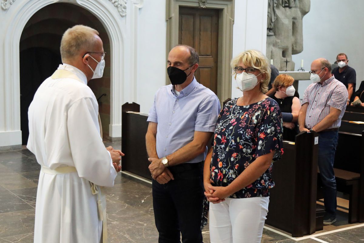 2721/0649 Dankgottesdienst für Ehejubilare mit Bischof Jung am Freitagabend, 2. Juli_28554 Mit rund 120 Ehepaaren aus der ganzen Diözese, die 2020 oder 2021 ihr silbernes Ehejubiläum feiern, hat Bischof Dr. Franz Jung am Freitagabend, 2. Juli, einen Gottesdienst im Würzburger Kiliansdom gefeiert.