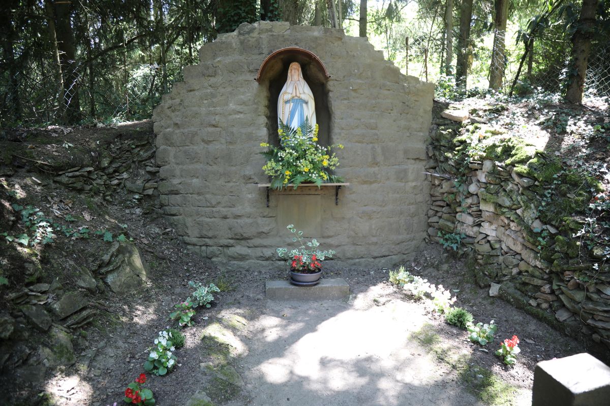 Die Lourdesgrotte auf dem Passionsweg ist erst kürzlich mit viel persönlichem Einsatz restauriert worden.