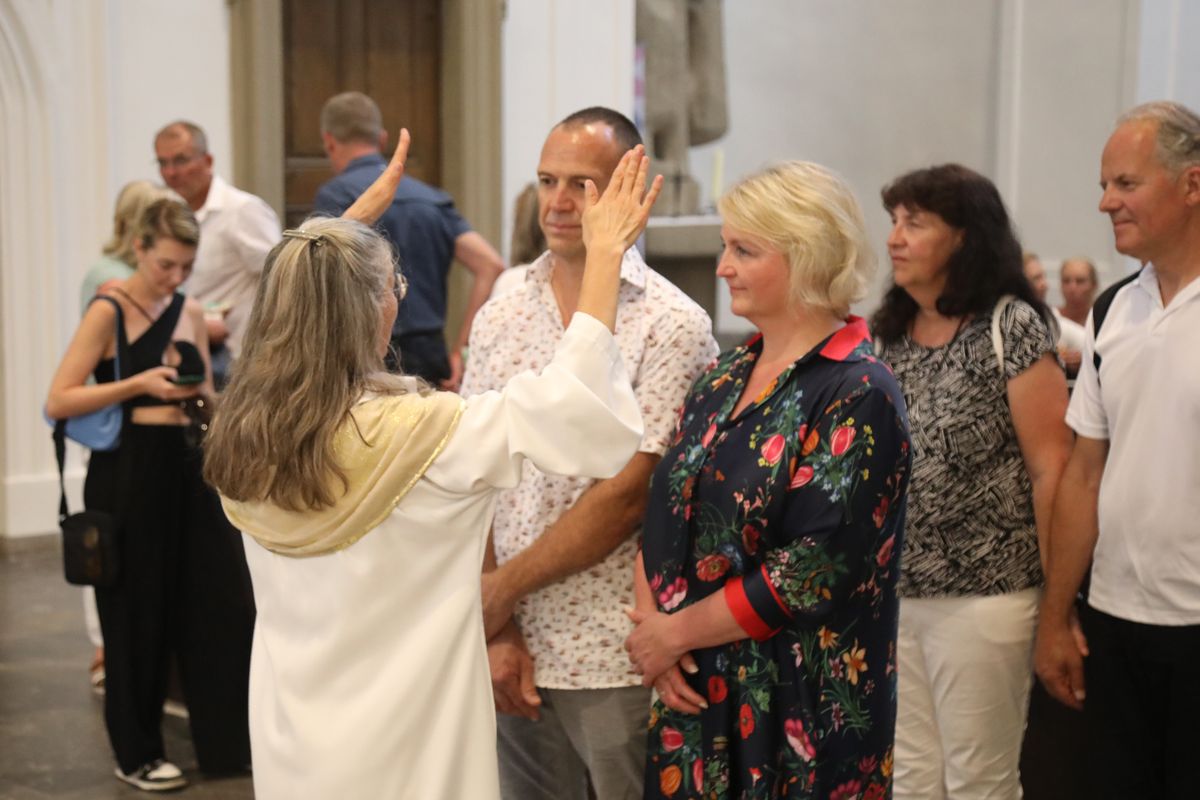 Mit rund 1000 Eheleuten, die in diesem Jahr Silberhochzeit haben, feierte Bischof Dr. Franz Jung am Freitagabend, 4. Juli 2025, einen Pontifikalgottesdienst im Kiliansdom. Im Anschluss erteilten er, Weihbischof Paul Reder sowie weitere Seelsorgerinnen und Seelsorger den Paaren einzeln den Segen.