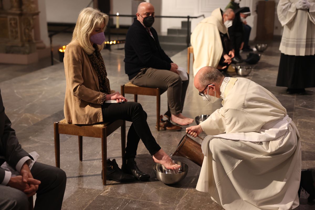 Mit der Messe vom Letzten Abendmahl am Gründonnerstag, 14. April, hat Bischof Dr. Franz Jung im Würzburger Kiliansdom die drei österlichen Tage vom Leiden und Sterben, von der Grabesruhe und der Auferstehung des Herrn eröffnet.