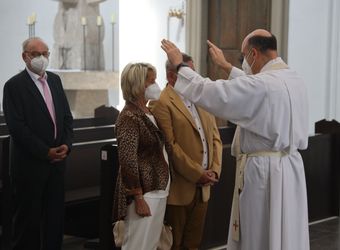 Bischof em. Dr. Friedhelm Hofmann feierte am Freitagnachmittag, 25. Juni, einen Dankgottesdienst mit Ehepaaren, die seit 50, 60 oder 65 Jahren verheiratet sind. Anschließend spendeten der Bischof sowie weitere Priester und Diakone den Jubilaren mit Abstand den Segen.