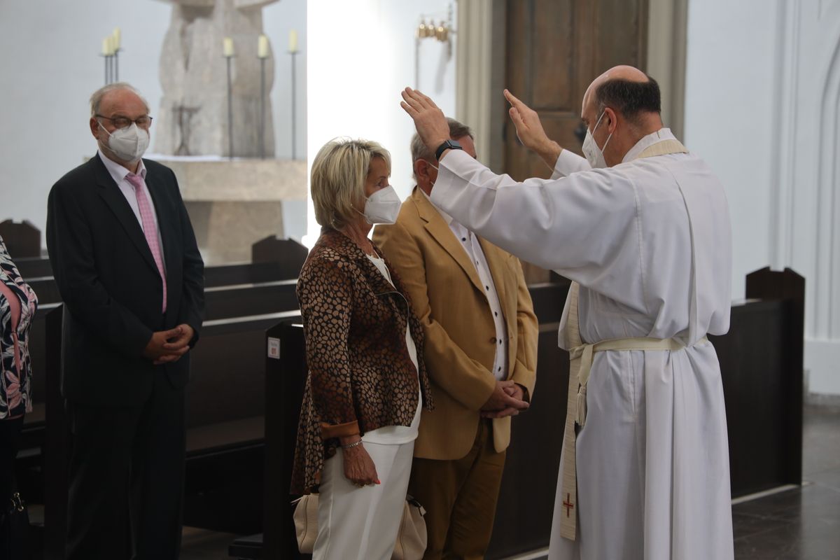 Bischof em. Dr. Friedhelm Hofmann feierte am Freitagnachmittag, 25. Juni, einen Dankgottesdienst mit Ehepaaren, die seit 50, 60 oder 65 Jahren verheiratet sind. Anschließend spendeten der Bischof sowie weitere Priester und Diakone den Jubilaren mit Abstand den Segen.