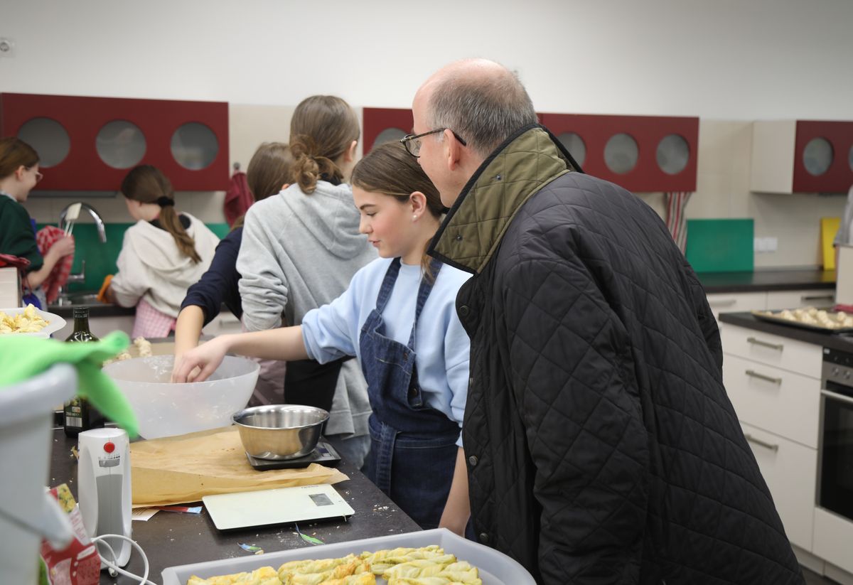 1525/0353 Bischof Jung besucht Sankt-Ursula-Schule_56998