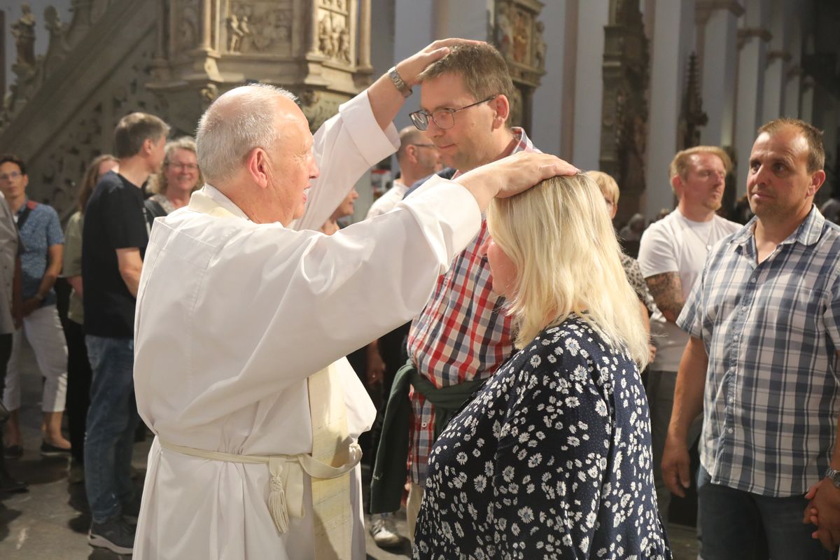 Mit rund 1000 Eheleuten, die in diesem Jahr Silberhochzeit haben, feierte Bischof Dr. Franz Jung am Freitagabend, 4. Juli 2025, einen Pontifikalgottesdienst im Kiliansdom. Im Anschluss erteilten er, Weihbischof Paul Reder sowie weitere Seelsorgerinnen und Seelsorger den Paaren einzeln den Segen.