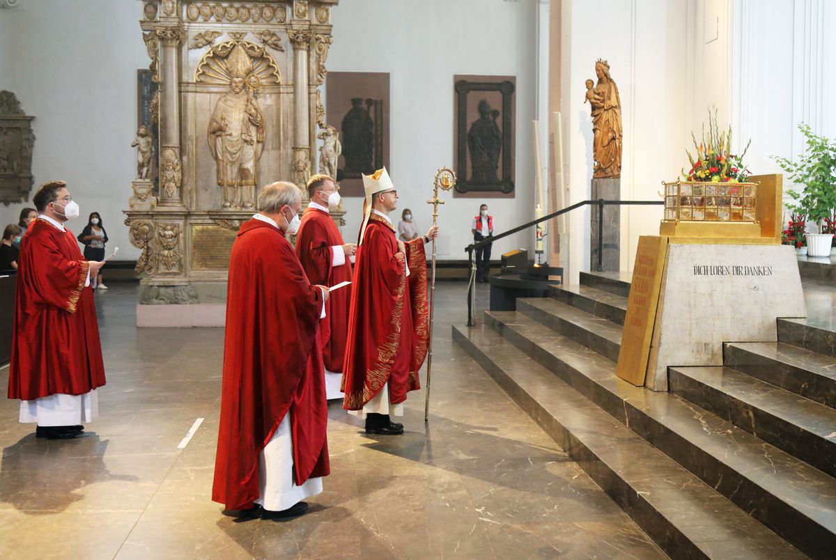 2721/0654 Eröffnung der Kiliani-Wallfahrtswoche 2021 im Kiliansdom_28608 Mit einem feierlichen Pontifikalgottesdienst ist am Sonntag, 4. Juli, im Würzburger Kiliansdom die Kiliani-Wallfahrtswoche 2021 eröffnet worden.