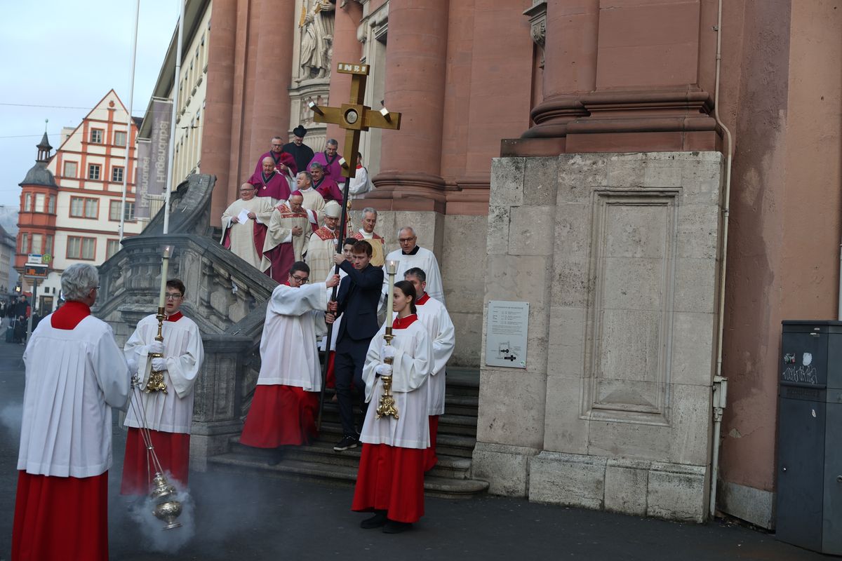 Mit einer Prozession vom Neumünster zum Kiliansdom und einer Pontifikalmesse hat Bischof Dr. Franz Jung am Dienstag, 31. Dezember, in Würzburg für das Bistum das Heilige Jahr eröffnet. Es steht unter dem Motto "Pilger der Hoffnung". 