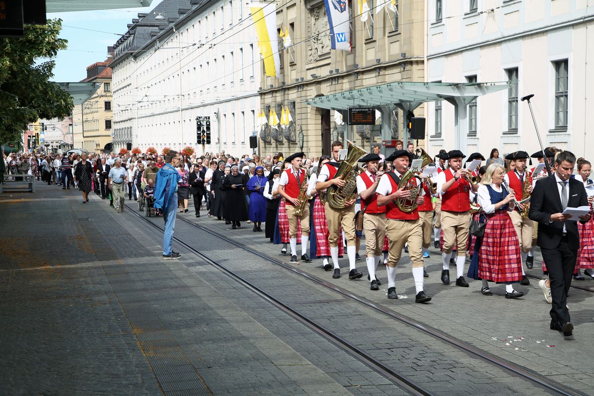 Die Fronleichnamsprozession in Würzburg stand unter dem Motto "Denn Gott hat uns nicht einen Geist der Verzagtheit gegeben, sondern den Geist der Kraft, der Liebe und Besonnenheit".