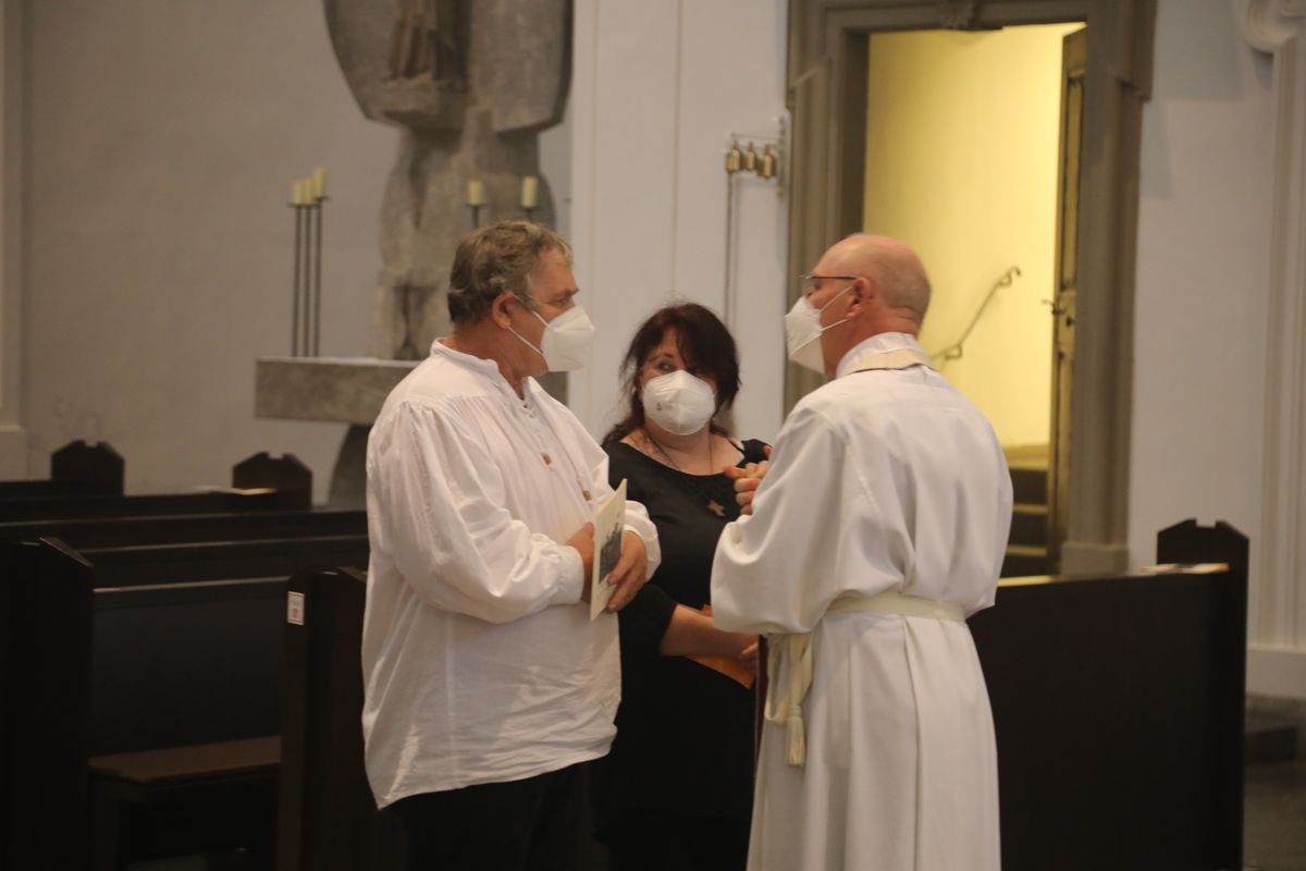 2721/0637-Dankgottesdienst für Ehejubilare mit Bischof Dr. Franz Jung_28289 Bischof Dr. Franz Jung hat am Mittwochabend, 30. Juni, einen Gottesdienst im Würzburger Kiliansdom gefeiert.