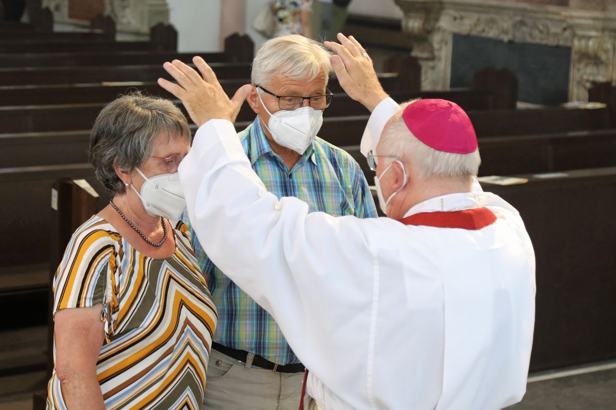 2621/0625 Gottesdienst für Ehejubilare mit Weihbischof Ulrich Boom am 29. Juni 2021_28078 Weihbischof Ulrich Boom feierte am Dienstagnachmittag, 29. Juni, einen Gottesdienst für Ehepaare, die 2020 oder 2021 ihr goldenes, diamantenes oder eisernes Ehejubiläum hatten. Im Anschluss konnten sich die Paare segnen lassen.