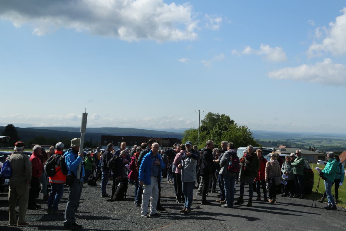 Fast 400 Gläubige haben an der Ökumenischen Kreuzbergwallfahrt mit Bischof Jung und Regionalbischöfin Bornowski teilgenommen.  Fast 400 Gläubige haben an der Ökumenischen Kreuzbergwallfahrt mit Bischof Jung und Regionalbischöfin Bornowski teilgenommen.