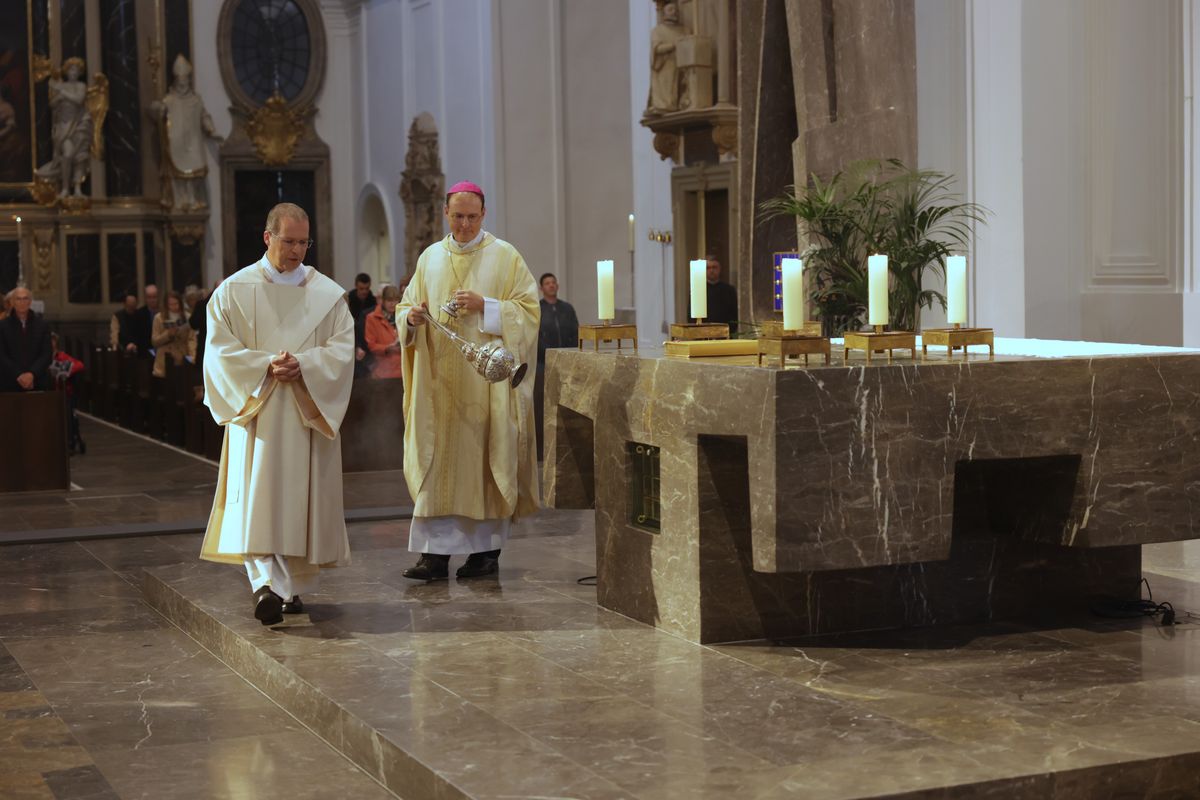 Bei einem Pontifikalgottesdienst am Samstag, 27. September, weihte Weihbischof Paul Reder drei Männer im Würzburger Kiliansdom zu Diakonen.