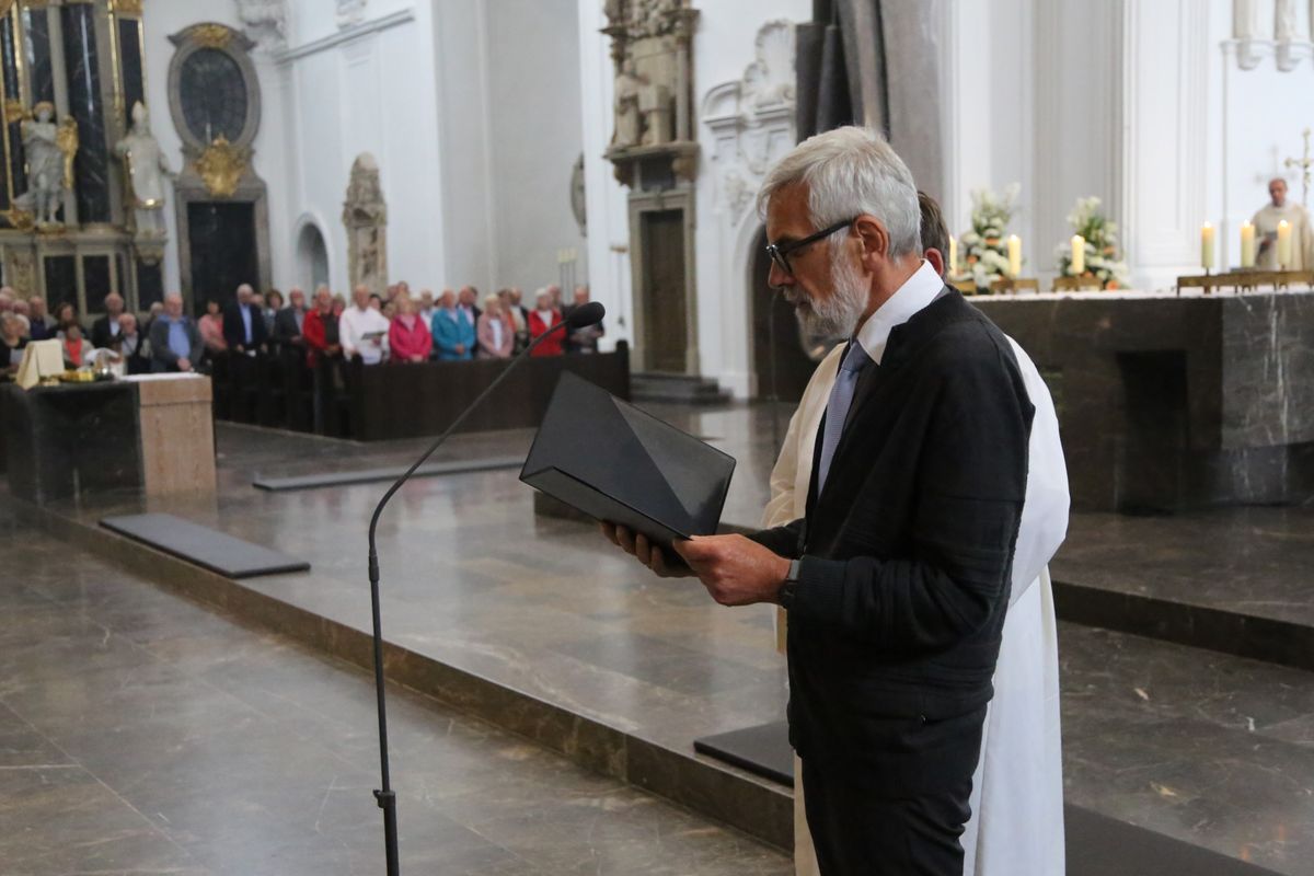 Bischof Dr. Franz Jung hat am Donnerstagnachmittag, 4. Juli, mit etwa 320 Paaren im Kiliansdom ihr goldenes oder diamantenes Ehejubiläum gefeiert.