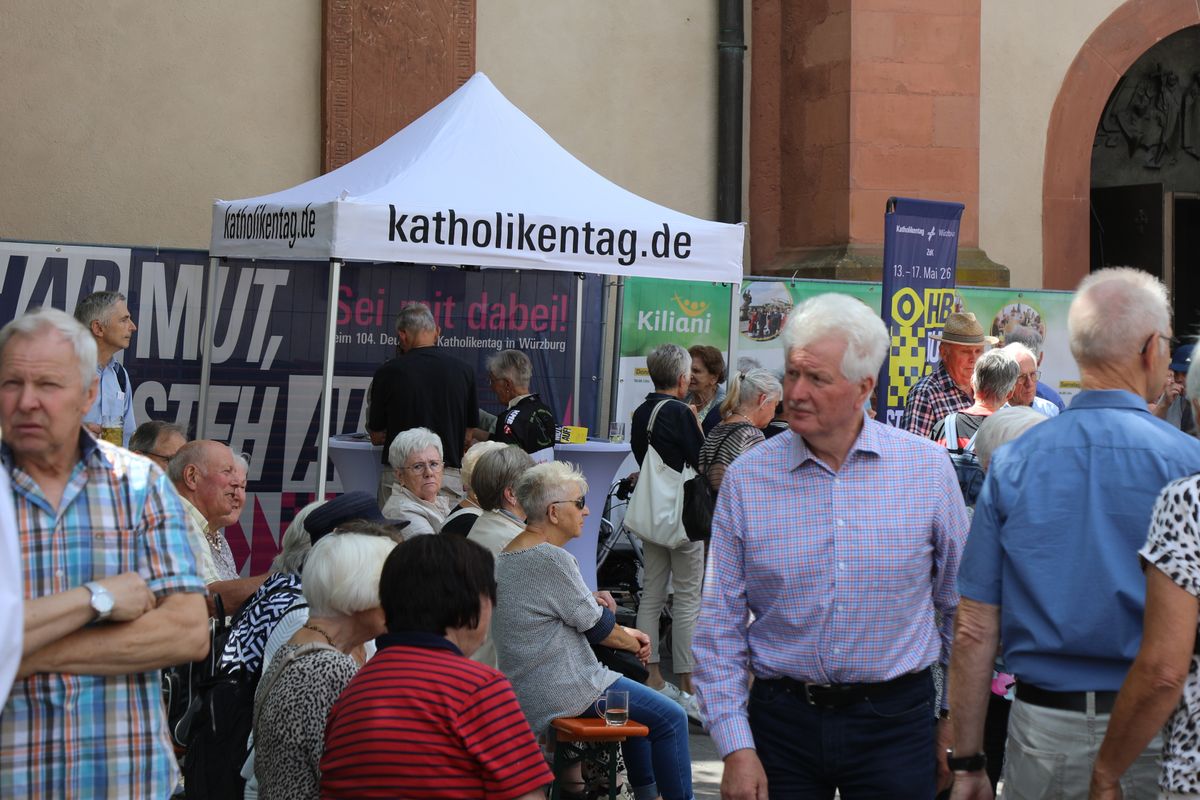 Bischof Dr. Franz Jung feierte am Donnerstag, 10. Juli 2025, einen Kiliani-Wallfahrtsgottesdienst mit Gläubigen aus der Region Würzburg. Eine Begegnung auf dem Kiliansplatz schloss sich an.