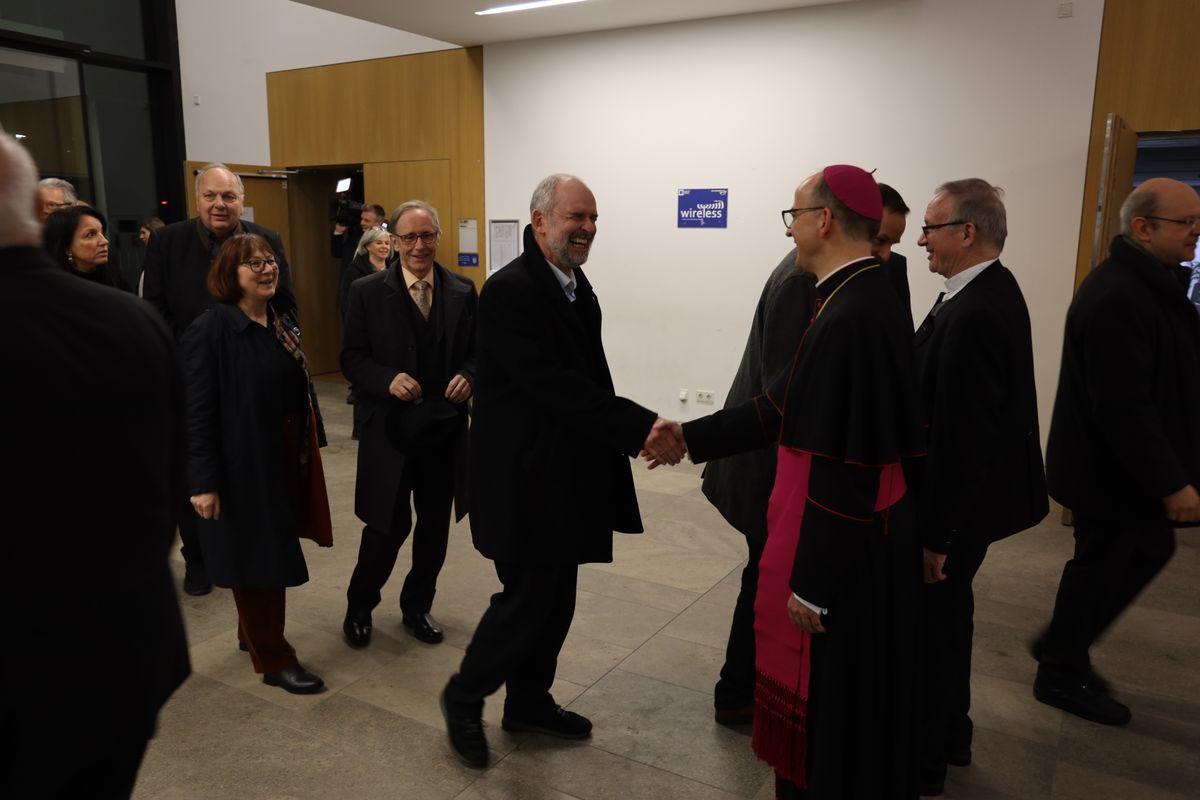 Bischof Dr. Franz Jung begrüßte gemeinsam mit Generalvikar Thomas Keßler und Domkapitular Clemens Bieber, Vorsitzender des Diözesan-Caritasverbands, die Gäste am Eingang des Hörsaalgebäudes. 