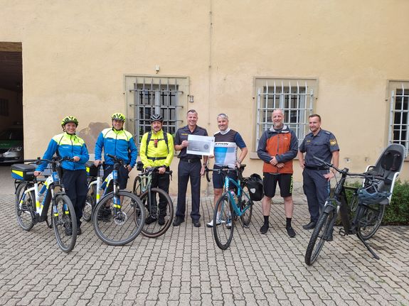 Polizeiseelsorger Pastoralreferent Matthias Zöller (3. von rechts) besuchte mit dem Fahrrad alle Polizeistationen in Unterfranken.