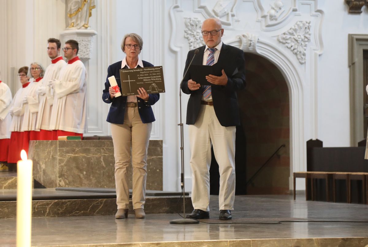 Vertreterinnen und Vertreter der Verbände brachten symbolische Gaben vor den Altar.