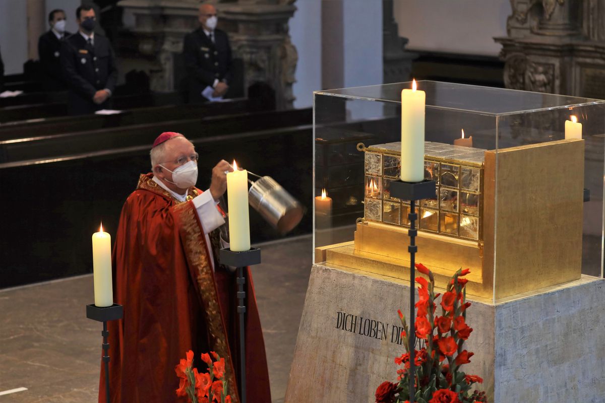 2821/0668 Blaulichtgottesdienst_28778 Weihbischof Ulrich Boom stand am Mittwochabend, 7. Juli, der Kiliani-Wort-Gottes-Feier für Polizei, Feuerwehr, Technisches Hilfswerk, Rettungsdienste und Notfallseelsorge im Kiliansdom vor.