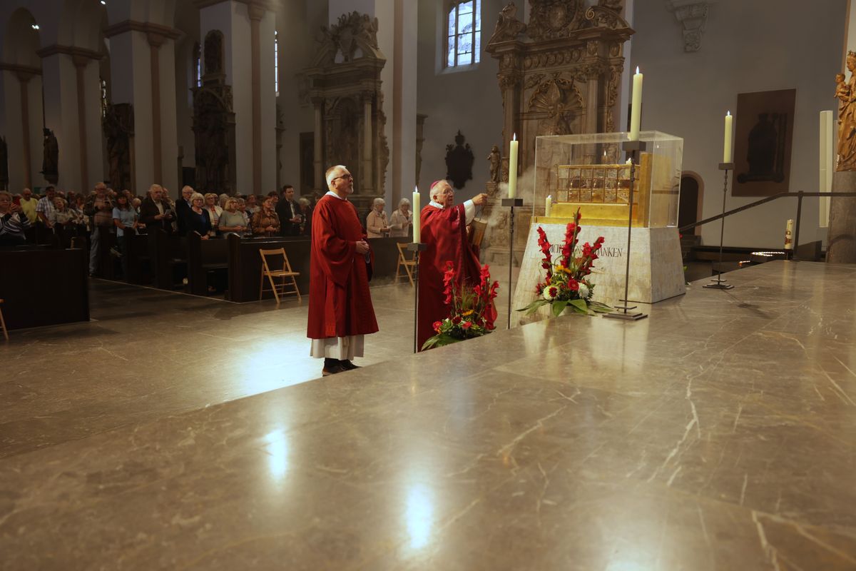 Weihbischof em. Ulrich Boom feierte am Mittwoch, 9. Juli, einen Kiliani-Wallfahrtsgottesdienst mit Gläubigen aus der Region Main-Rhön. Eine Begegnung auf dem Kiliansplatz schloss sich an. 