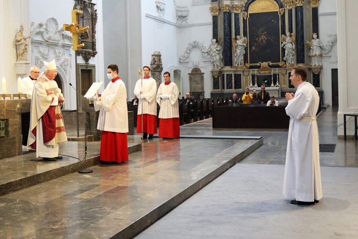 Bei einem Pontifikalgottesdienst am Samstag, 17. Oktober, hat Weihbischof Ulrich Boom im Würzburger Kiliansdom Uwe Becker zum Ständigen Diakon geweiht.