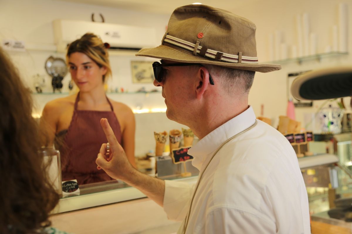 Jeder Ministrant und jede Ministrantin darf sich beim Eis-Ausflug mit Bischof Dr. Franz Jung zwei Kugeln aussuchen. In Rom hat es gerade etwa 36 Grad. Jeder Ministrant und jede Ministrantin darf sich beim Eis-Ausflug mit Bischof Dr. Franz Jung zwei Kugeln aussuchen. In Rom hat es gerade etwa 36 Grad.