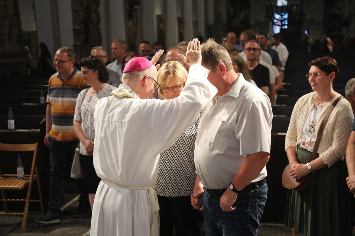 Mit rund 1000 Eheleuten, die in diesem Jahr Silberhochzeit haben, feierte Bischof Dr. Franz Jung am Freitagabend, 4. Juli 2025, einen Pontifikalgottesdienst im Kiliansdom. Im Anschluss erteilten er, Weihbischof Paul Reder sowie weitere Seelsorgerinnen und Seelsorger den Paaren einzeln den Segen.
