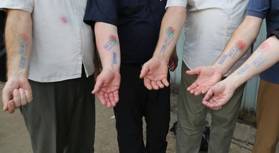 Die Stempel der Delegation nach dem Verlassen des Gefängnisses. Die Stempel der Delegation nach dem Verlassen des Gefängnisses.