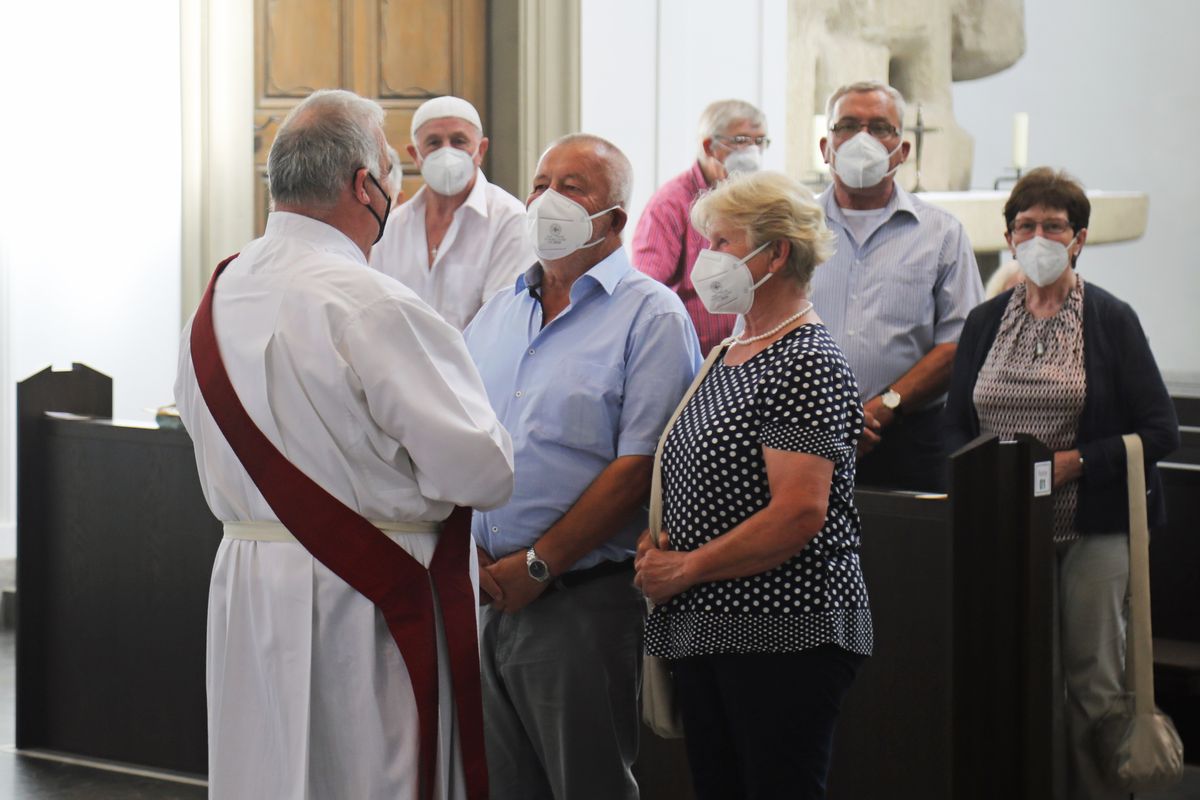 2621/0625 Gottesdienst für Ehejubilare mit Weihbischof Ulrich Boom am 29. Juni 2021_28083 Weihbischof Ulrich Boom feierte am Dienstagnachmittag, 29. Juni, einen Gottesdienst für Ehepaare, die 2020 oder 2021 ihr goldenes, diamantenes oder eisernes Ehejubiläum hatten. Im Anschluss konnten sich die Paare segnen lassen.