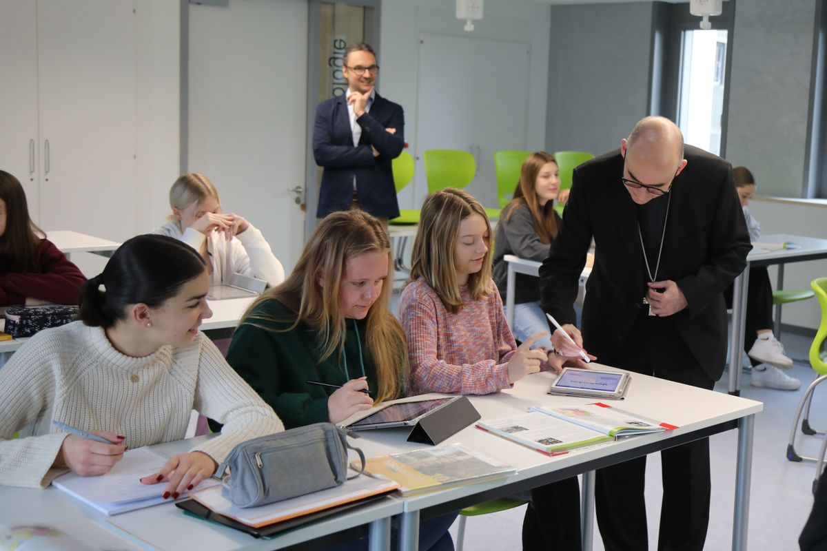 Smartboards und Tablets sind heutzutage Standard im Unterricht. Bischof Dr. Franz Jung lässt sich zeigen, wie das funktioniert. Smartboards und Tablets sind heutzutage Standard im Unterricht. Bischof Dr. Franz Jung lässt sich zeigen, wie das funktioniert.