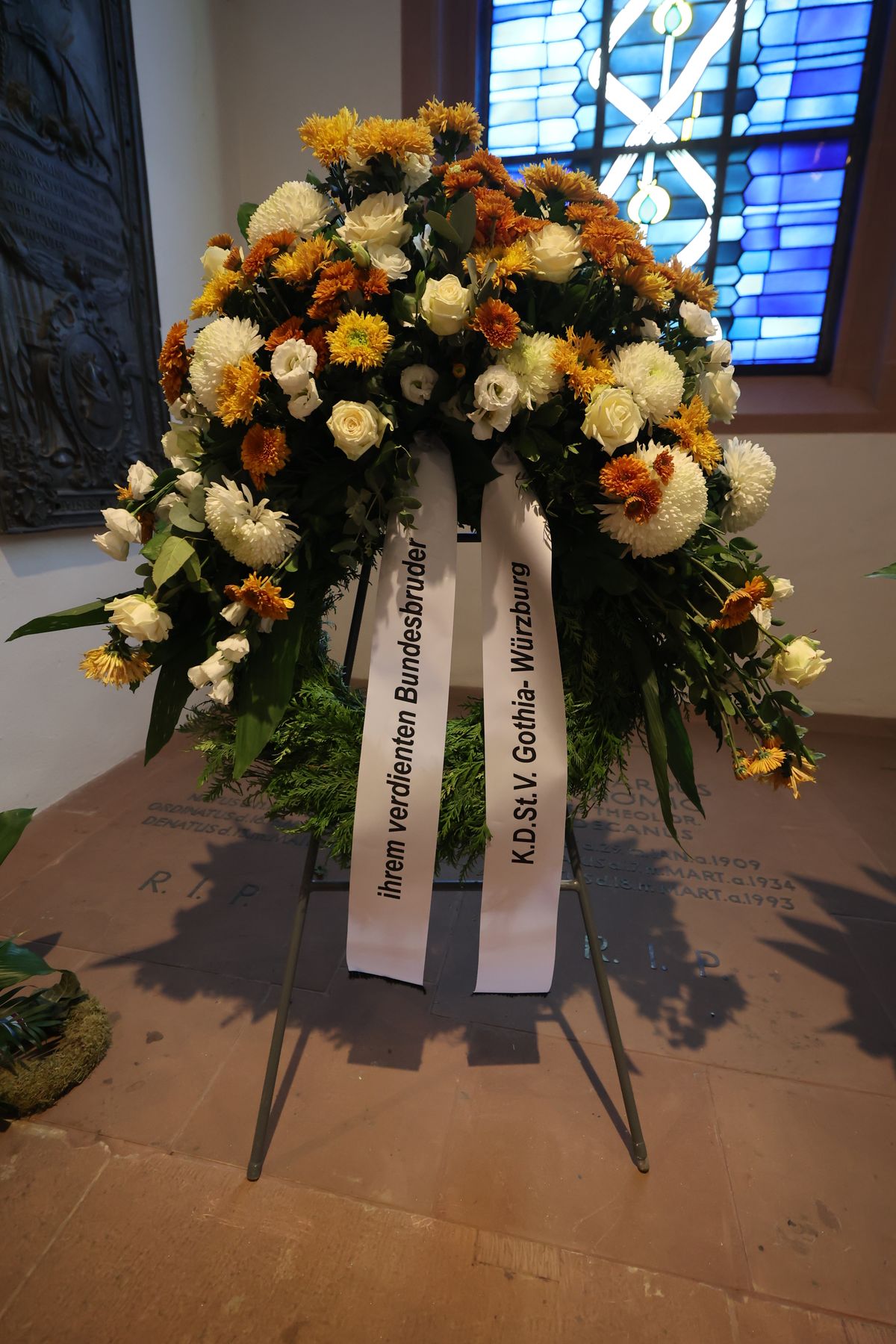 Bischof Dr. Franz Jung feierte am Samstag, 12. Oktober, im Würzburger KIliansdom ein Pontifikalrequiem für Weihbischof em. Helmut Bauer. Die anschließende Beisetzung leitete Dompropst Weihbischof Paul Reder.