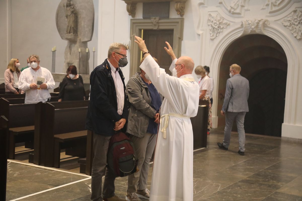 2721/0637-Dankgottesdienst für Ehejubilare mit Bischof Dr. Franz Jung_28280 Bischof Dr. Franz Jung hat am Mittwochabend, 30. Juni, einen Gottesdienst im Würzburger Kiliansdom gefeiert.