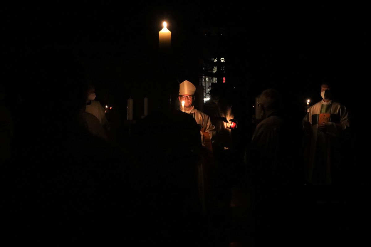 Bischof Dr. Franz Jung feierte am Samstagabend, 3. April, im Würzburger Kiliansdom die Osternacht, die "Mutter aller Vigilien".  Das Osterlicht wurde in Begleitung von Generalvikar Dr. Jürgen Vorndran und Dompfarrer Stefan Gessner in den dunklen Kiliansdom getragen und an die Gläubigen weitergereicht. 