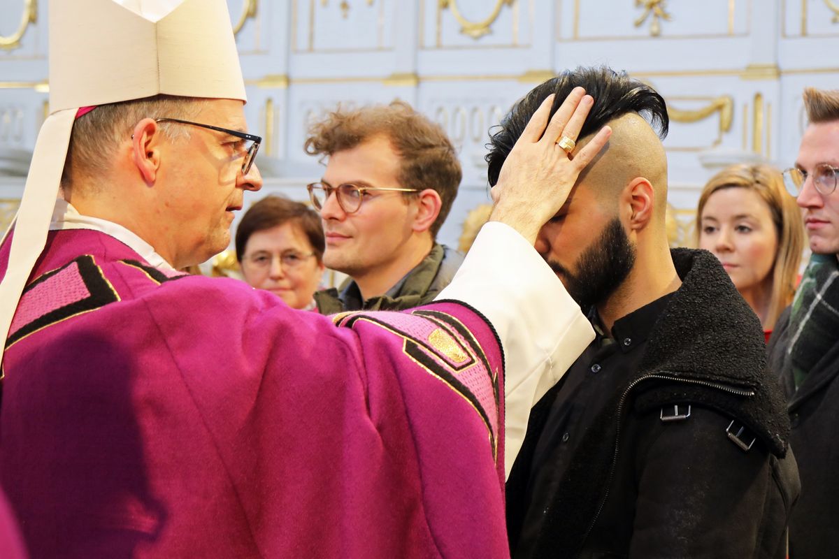 Bei einer Feier im Neumünster ließ Bischof Dr. Franz Jung 20 Erwachsene zu Taufe, Firmung und Eucharistie zu sowie eine Bewerberin für die Erwachsenenfirmung.