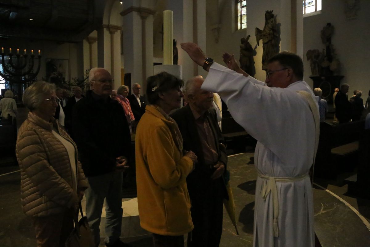 Bischof Dr. Franz Jung hat am Donnerstagnachmittag, 4. Juli, mit etwa 320 Paaren im Kiliansdom ihr goldenes oder diamantenes Ehejubiläum gefeiert.