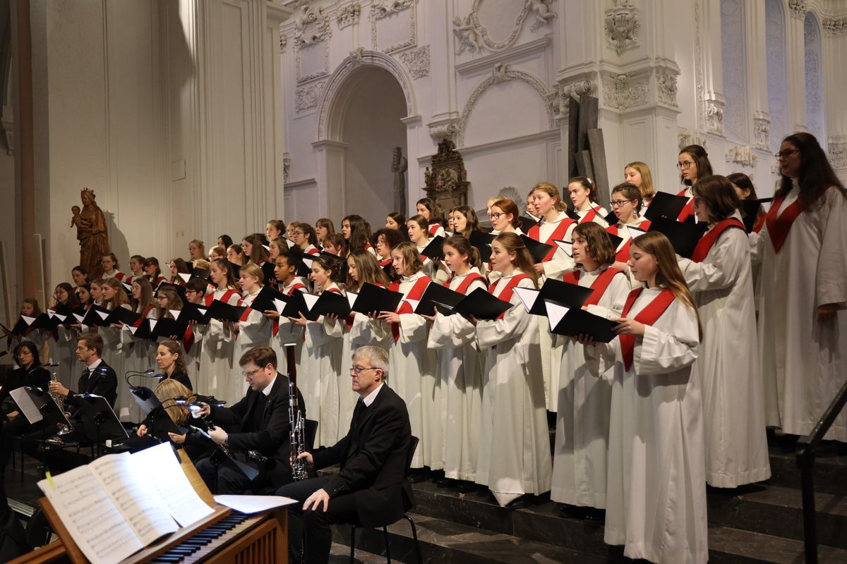 "Weihnachten traditionell" war das Konzert der Mädchenkantorei am Würzburger Dom und des Orchesters Camerata Würzburg unter der Leitung von Domkantor Alexander Rüth am dritten Adventssonntag, 15. Dezember, überschrieben.  "Weihnachten traditionell" war das Konzert der Mädchenkantorei am Würzburger Dom und des Orchesters Camerata Würzburg unter der Leitung von Domkantor Alexander Rüth am dritten Adventssonntag, 15. Dezember, überschrieben.