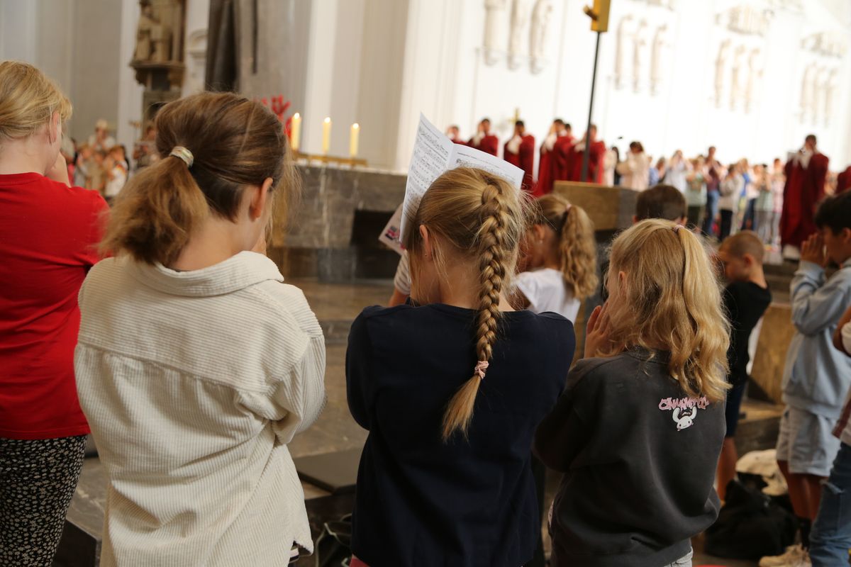 Über 1400 Kinder und ihre Begleiter sind am Montagvormittag, 7. Juli 2025, zum Gottesdienst für Erstkommunionkinder mit Bischof Dr. Franz Jung in den Würzburger Kiliansdom gekommen. 