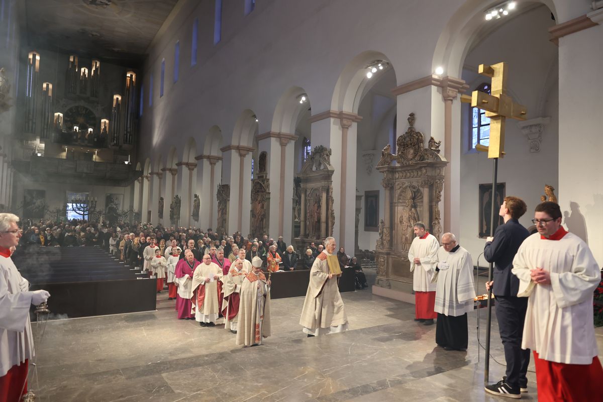 Mit einer Prozession vom Neumünster zum Kiliansdom und einer Pontifikalmesse hat Bischof Dr. Franz Jung am Dienstag, 31. Dezember, in Würzburg für das Bistum das Heilige Jahr eröffnet. Es steht unter dem Motto "Pilger der Hoffnung". 