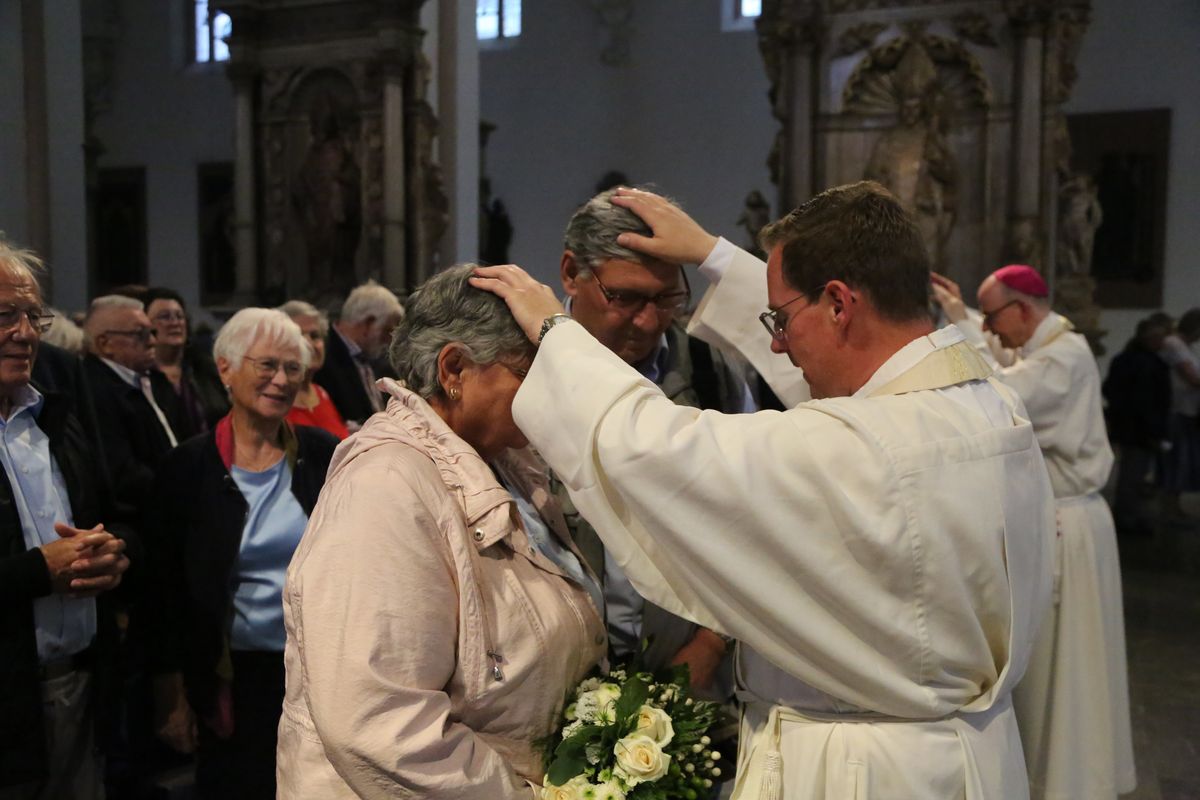 Bischof Dr. Franz Jung hat am Donnerstagnachmittag, 4. Juli, mit etwa 320 Paaren im Kiliansdom ihr goldenes oder diamantenes Ehejubiläum gefeiert.