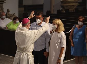 Mit rund 100 Ehepaaren aus der ganzen Diözese hat Bischof Dr. Franz Jung am Montagabend, 28. Juni, einen Gottesdienst im Würzburger Kiliansdom gefeiert. Eingeladen waren Ehejubilare, die in den Jahren 2020 und 2021 ihr silbernes Ehejubiläum feiern. Nach dem Gottesdienst ließen sich die Ehepartner von Bischof Jung und weiteren Priestern und Diakonen mit Abstand segnen.
